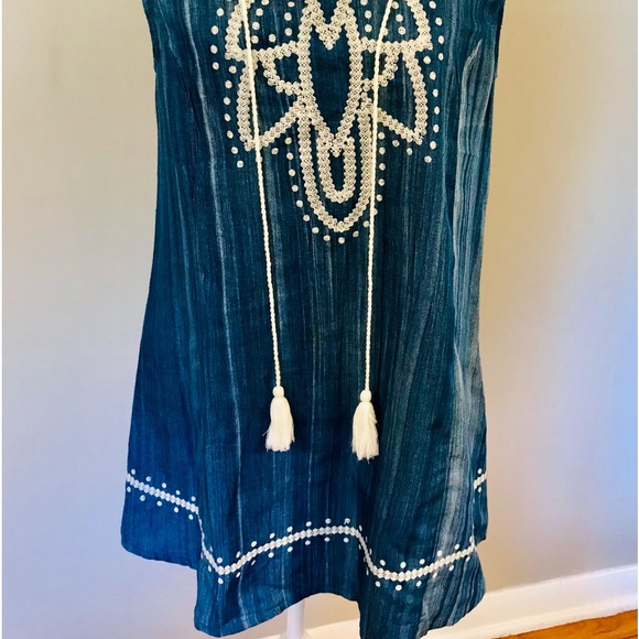 Super lightweight and cute chambray dress. Size M New without tags - Picture 2 of 4